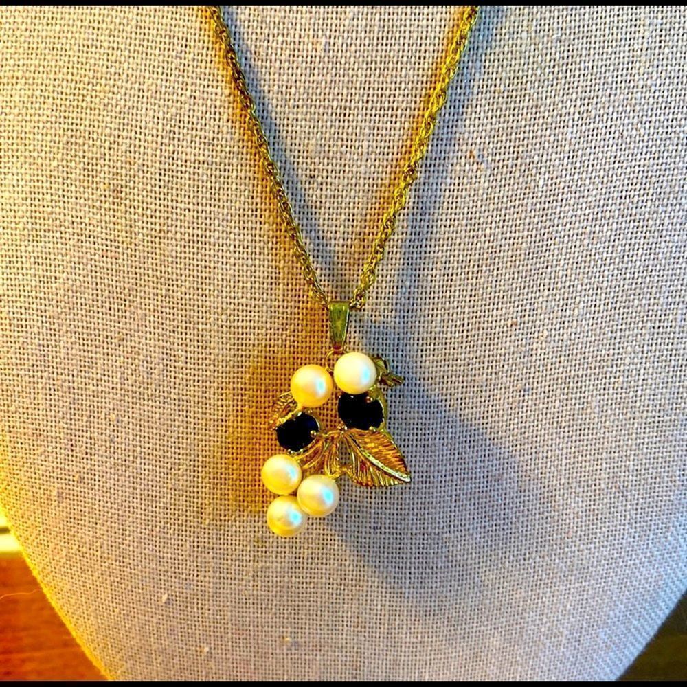 Vintage flower necklace that is also a brooch.